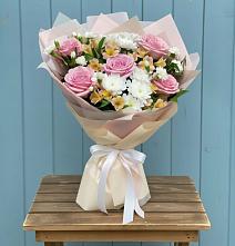 Букет цветов из:  Гвоздики, Орхидеи и Розы в Приволжье