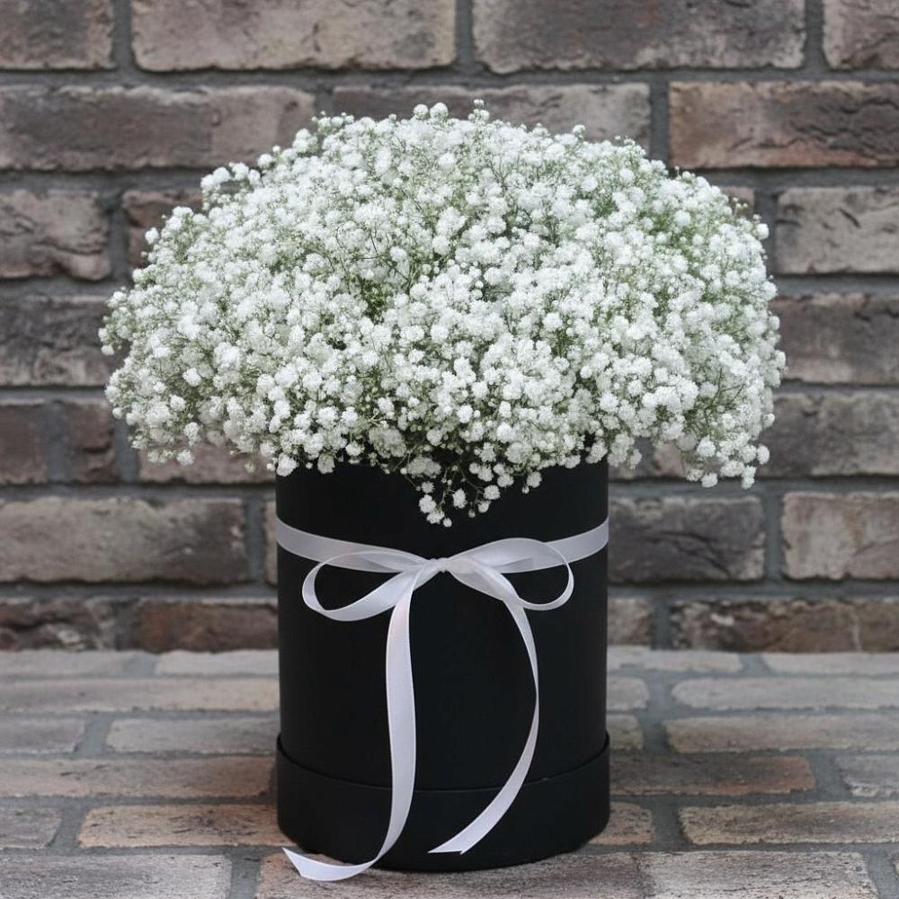 Цветочная композиция из Гипсофила в шляпной коробке в Приволжье