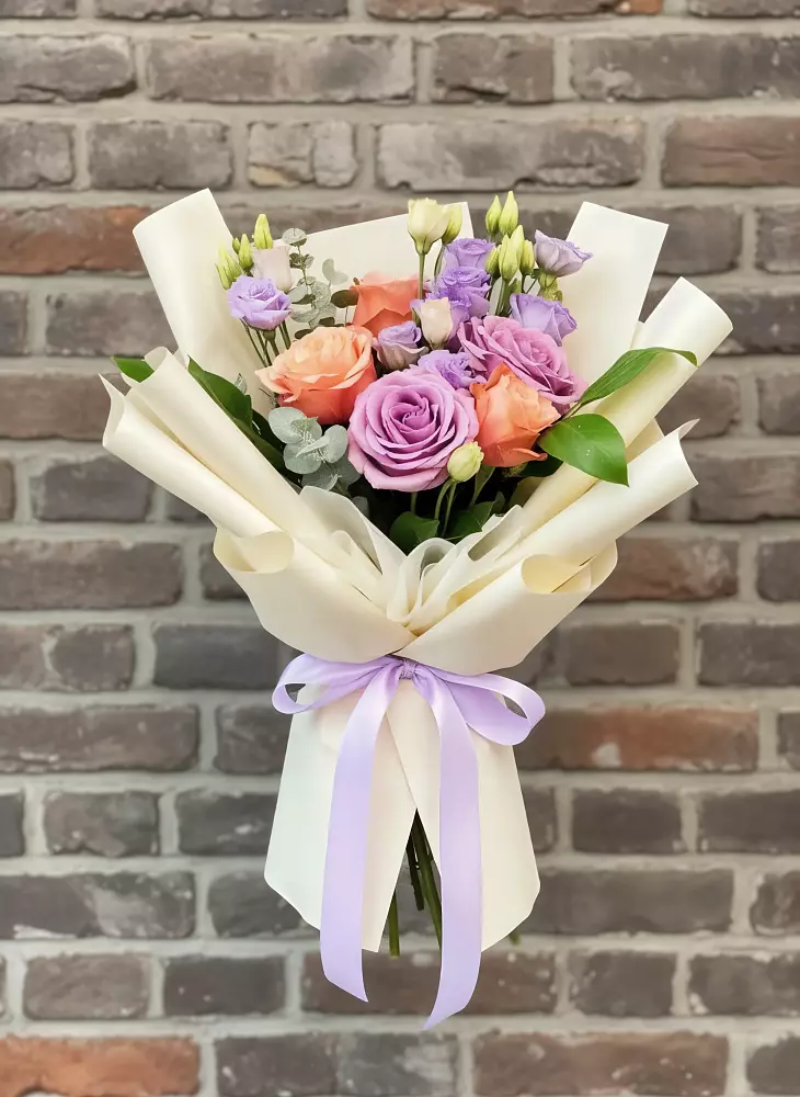 Букет цветов из: Лизиантусы и Розы в Приволжье