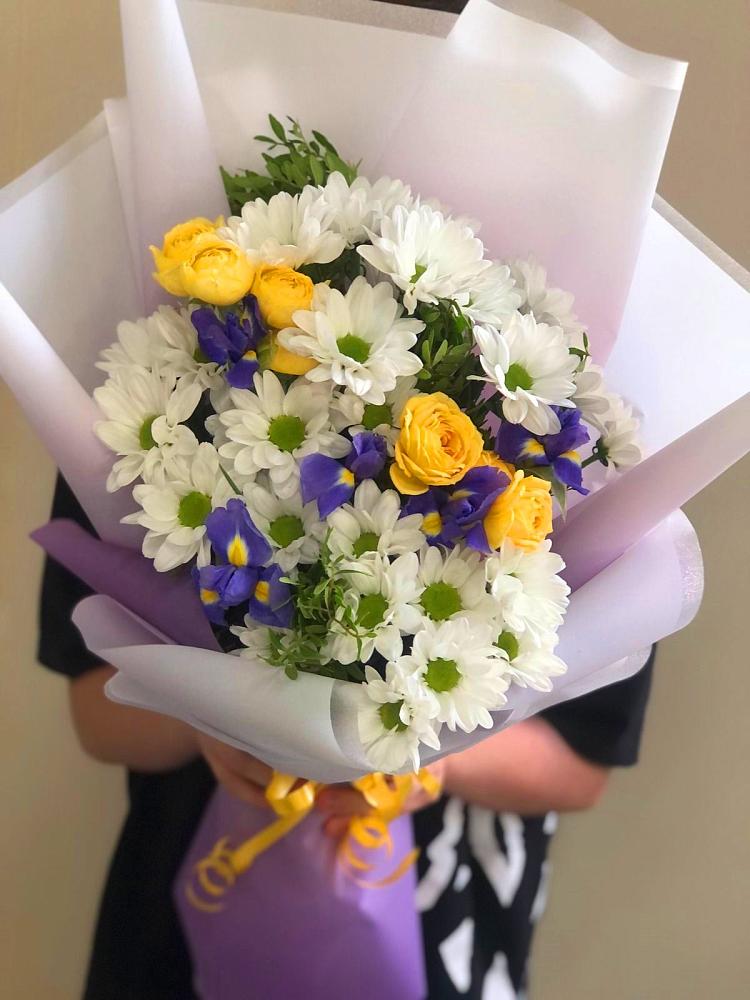 Букет цветов из: Ирисы, Хризантемы и Розы в Приволжье