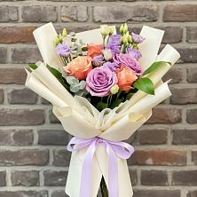 Букет цветов из:  Лизиантусы и Розы в Приволжье