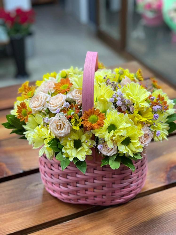 Цветочная композиция из Хризантемы и Розы в корзине в Приволжье