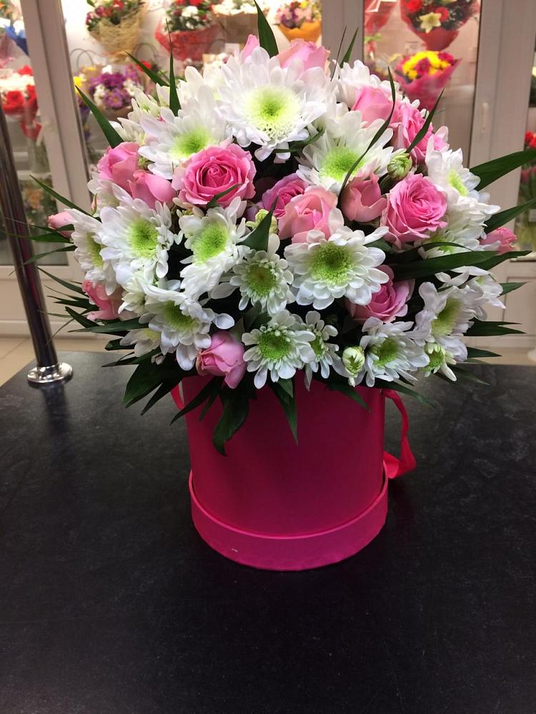 Цветочная композиция из Розы и Хризантемы в шляпной коробке в Приволжье