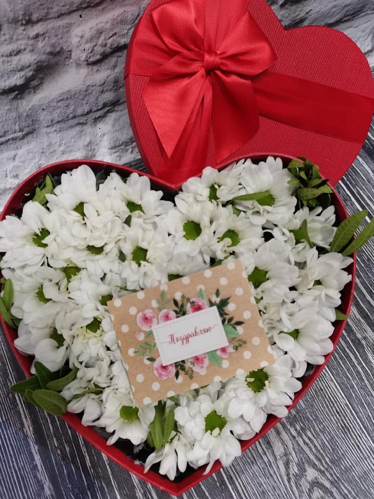 Цветочная композиция из Хризантемы в виде сердца в Приволжье