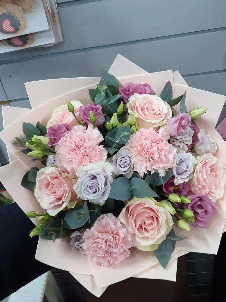 Букет цветов из: Розы, Гвоздики и Лизиантусы в Приволжье